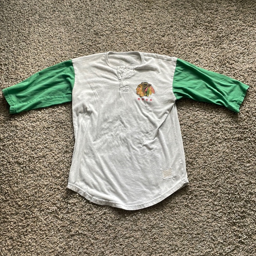 Chicago Blackhawks henley shirt small